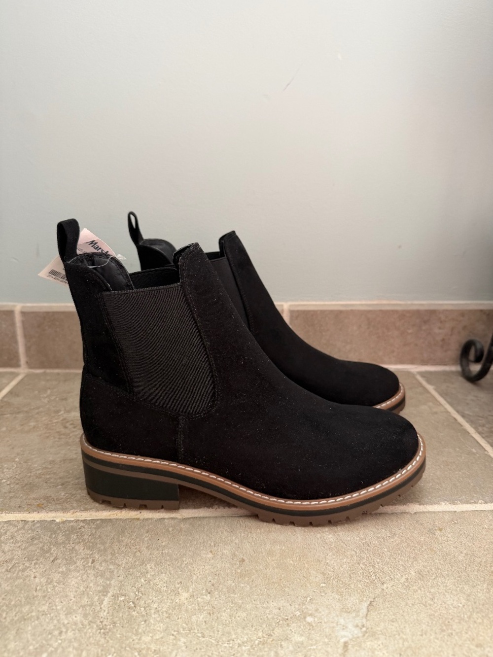 Kensie Size 9 Black Suede Chelsea Boot
